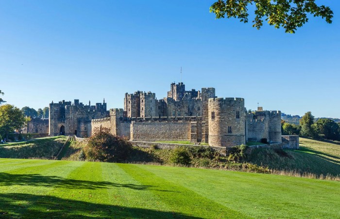 Castle alnwick northumberland england castles file commons wallpapers locations beautiful scotland british afktravel