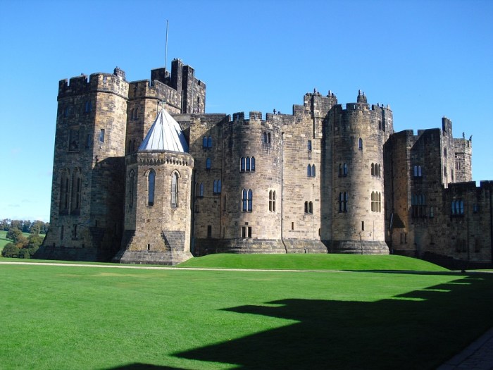 Castle alnwick exterior rooms state 2010 file wikipedia hogwarts potter harry castles england northumberland building windsor used